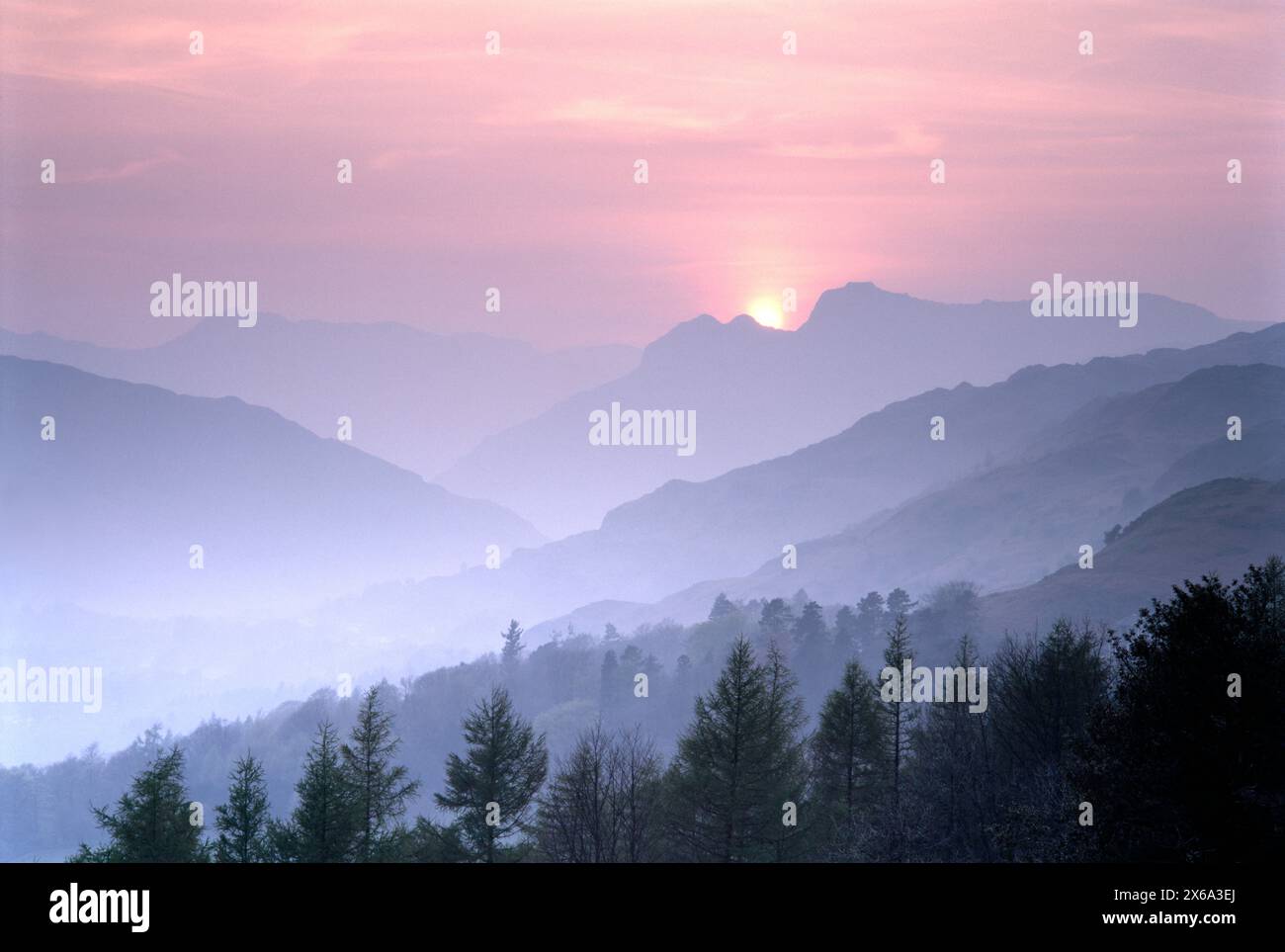 Sonnenuntergang hinter Twin Peaks von Langdale Pikes in Langdale Valley, Lake District National Park, Cumbria, England UK Stockfoto