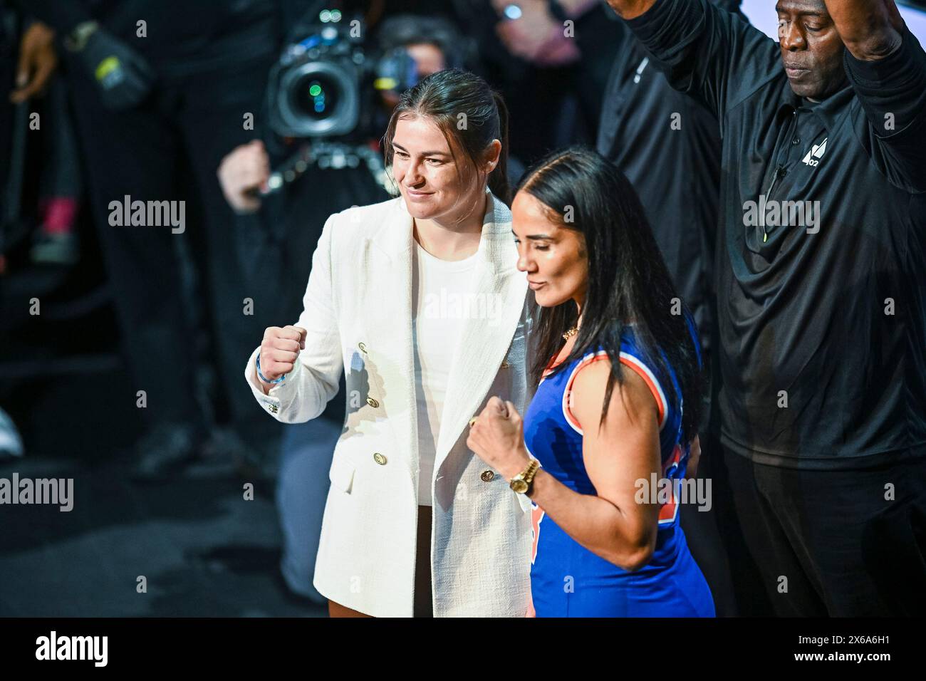 New York, Usa. April 2024. Katie Taylor und Amanda Serrano stehen auf der Bühne der Pressekonferenz für das kommende Boxspiel Jake Paul vs. Mike Tyson im Apollo Theater am 13. Mai 2024 in New York City. Foto: Steve Ferdman/UPI Credit: UPI/Alamy Live News Stockfoto