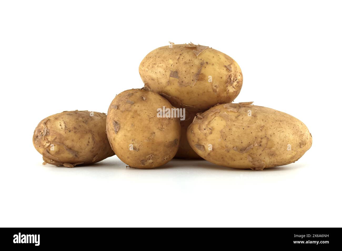 Gruppe frischer Frühkartoffeln mit hellbrauner Haut und dunkelbraunen Flecken auf weißem Hintergrund Stockfoto