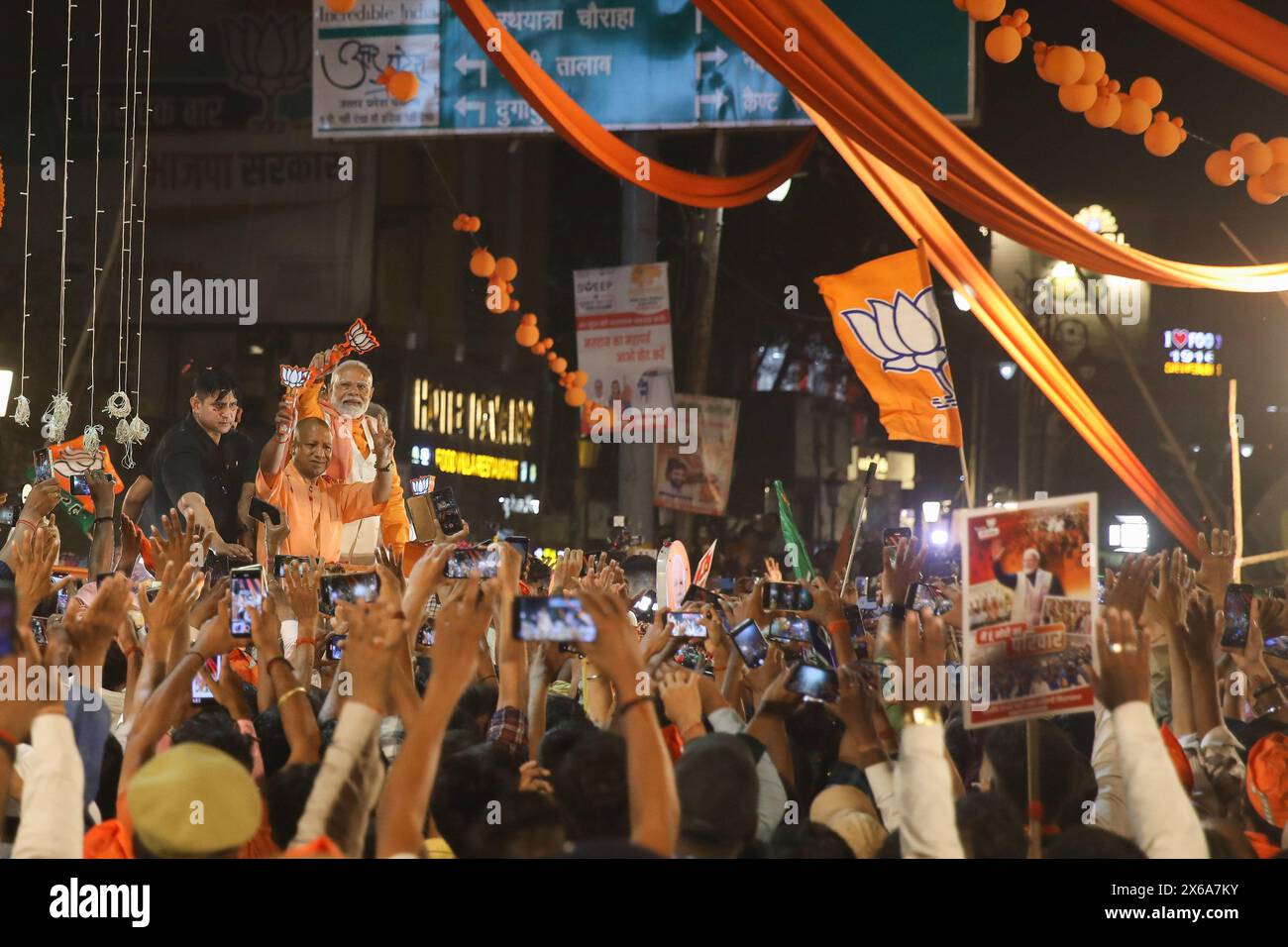 Varanasi, Indien. Mai 2024. Der indische Premierminister Narendra Modi und der Premierminister von Uttar Pradesh Yogi Adityanath winkten den Anhängern der Bharatiya Janata Party (BJP) während einer Roadshow im Rahmen einer Wahlkampagne zu. Quelle: SOPA Images Limited/Alamy Live News Stockfoto