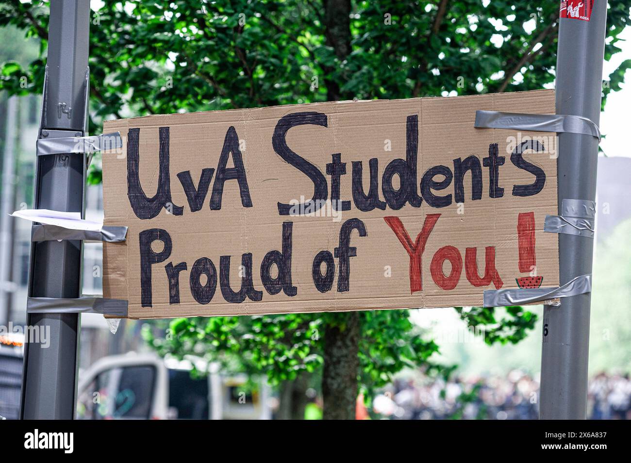 Amsterdam, Niederlande. Mai 2024. Ein Plakat, auf dem die Meinung der Teilnehmer während der Kundgebung dargestellt wird. Studentenprotestierende und ihre Unterstützer besetzten kurzzeitig die Universität Amsterdam auf dem Campus Roeterseiland im Zentrum von Amsterdam, die Polizei setzte extrem harte Gewalt ein, um die große Studentenschaft zu zerstreuen. Die Demonstranten wollen, dass die Universität alle Verbindungen zu israelischen Institutionen abbaut, um das Volk des Gazastreifens und den anhaltenden Völkermord an seinem Volk durch die israelische Verteidigungsstreitkräfte (IDF) zu unterstützen. Quelle: SOPA Images Limited/Alamy Live News Stockfoto