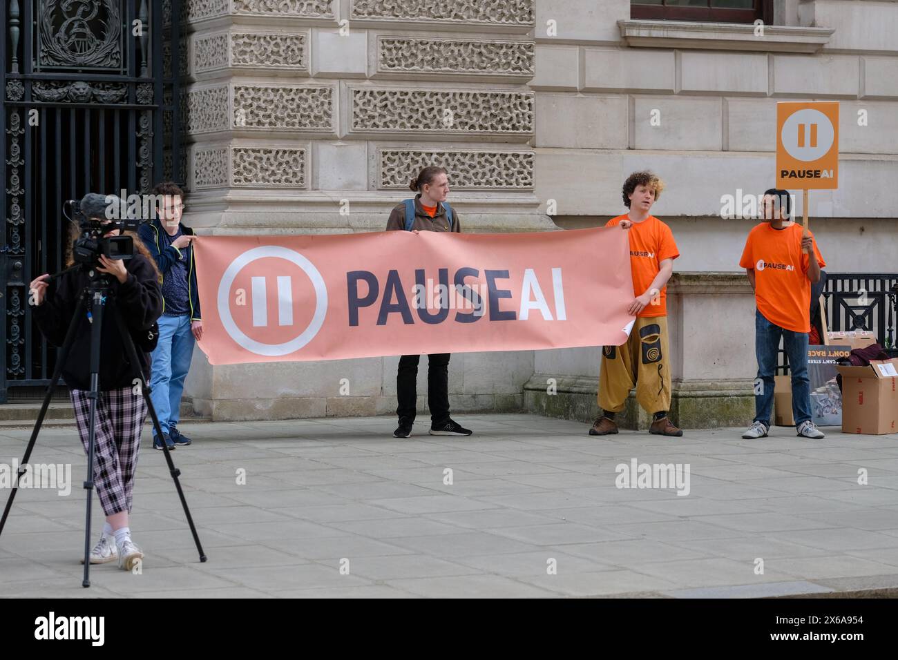 London, UK, 13. Mai 2024. KI-Aktivisten (Künstliche Intelligenz) protestierten vor dem Department of Science, Innovation and Technology in der Nähe von Whitehall bei Demonstrationen, die weltweit im Vorfeld eines globalen KI-Gipfels in Seoul stattfinden. Die Gruppe fordert eine Pause bei neuen Modellen der künstlichen Intelligenz und argumentiert, dass KI-Systeme nicht ausreichend verstanden werden und die Menschheit ernsthaft schädigen können. Quelle: Eleventh Photography/Alamy Live News Stockfoto