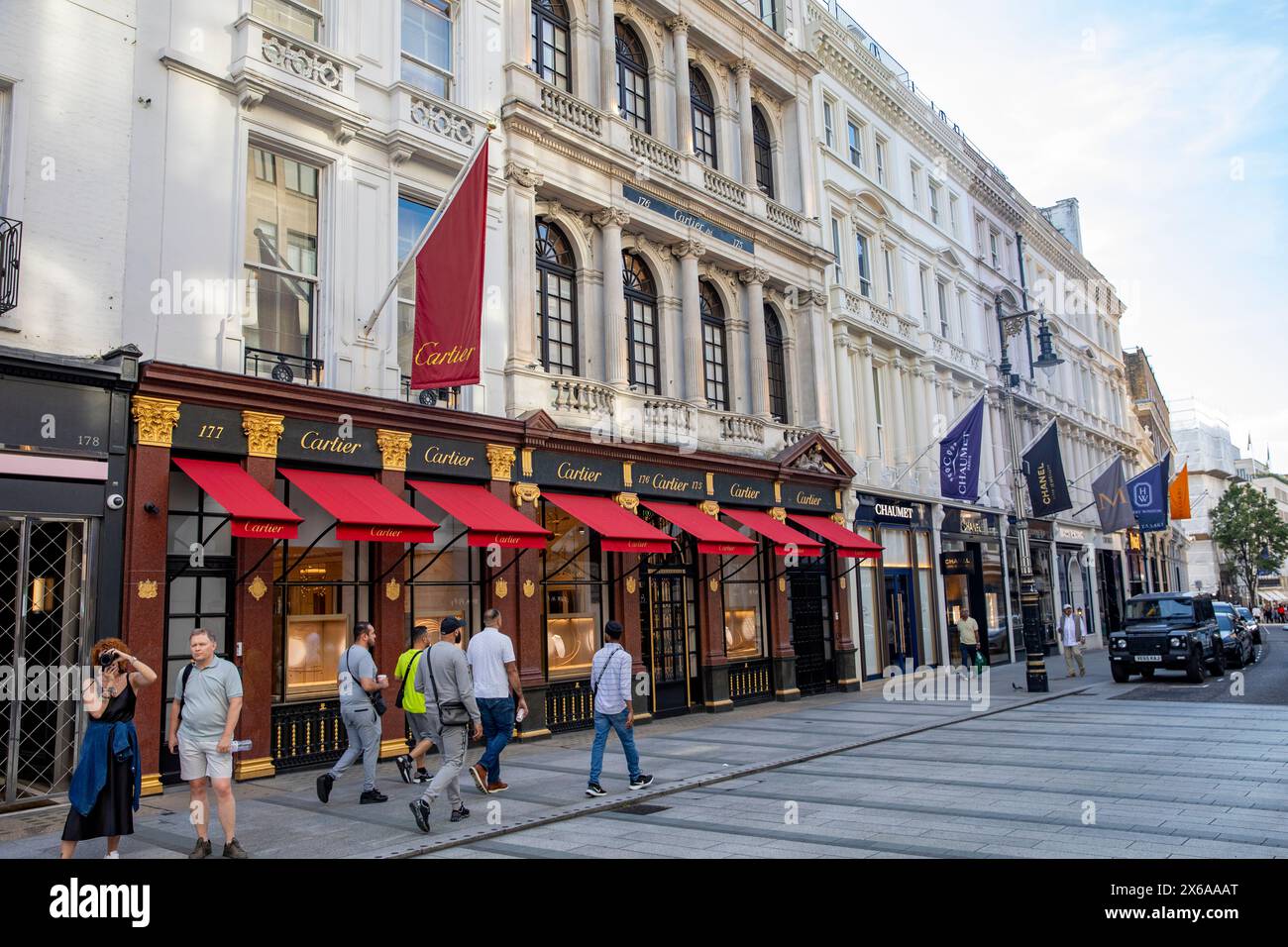 Cartier Luxuswarengeschäft in der New Bond Street, Mayfair, London, England, Großbritannien, 2023 Stockfoto