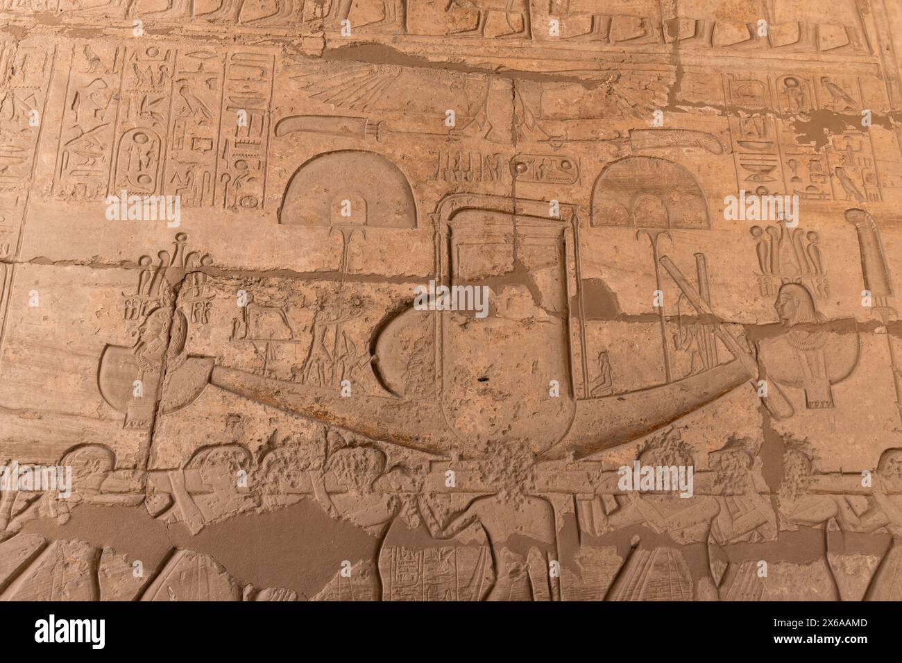 Luxor, Ägypten - 26. November 2023: Die Sonnenbarke des Gottes Ra ziert das Innere des Ramesseums, des Gedenktempels von Pharao Ramesses II. Im Inneren des Ramesseums Stockfoto