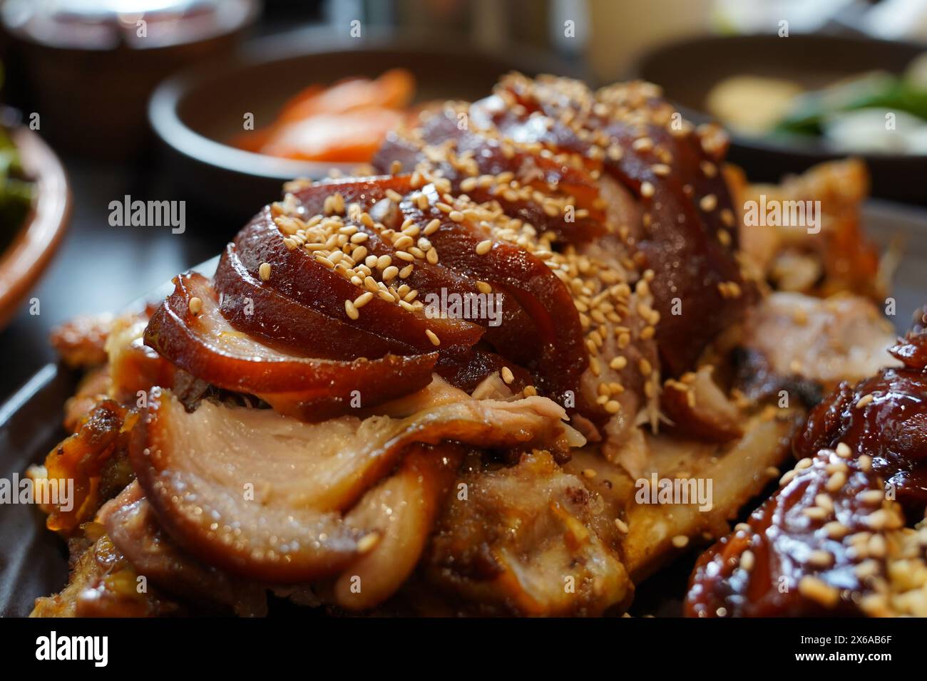 Es handelt sich um ein traditionelles koreanisches Essen, das durch Kochen der Schweinekeule in Sojasauce und Schneiden in leicht zu verzehrende Stücke hergestellt wird. Stockfoto