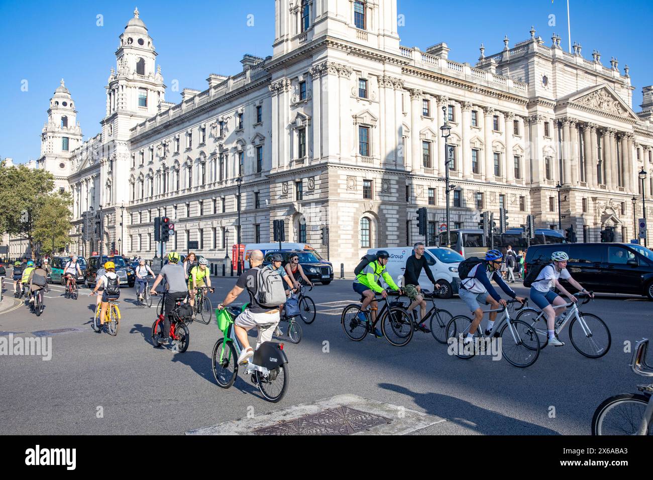 Gruppe von Radfahrern, die mit dem Fahrrad zum Parliament Square, Westminster, London fahren, um zur Arbeit und zum Büro zu gelangen, England, Großbritannien Stockfoto