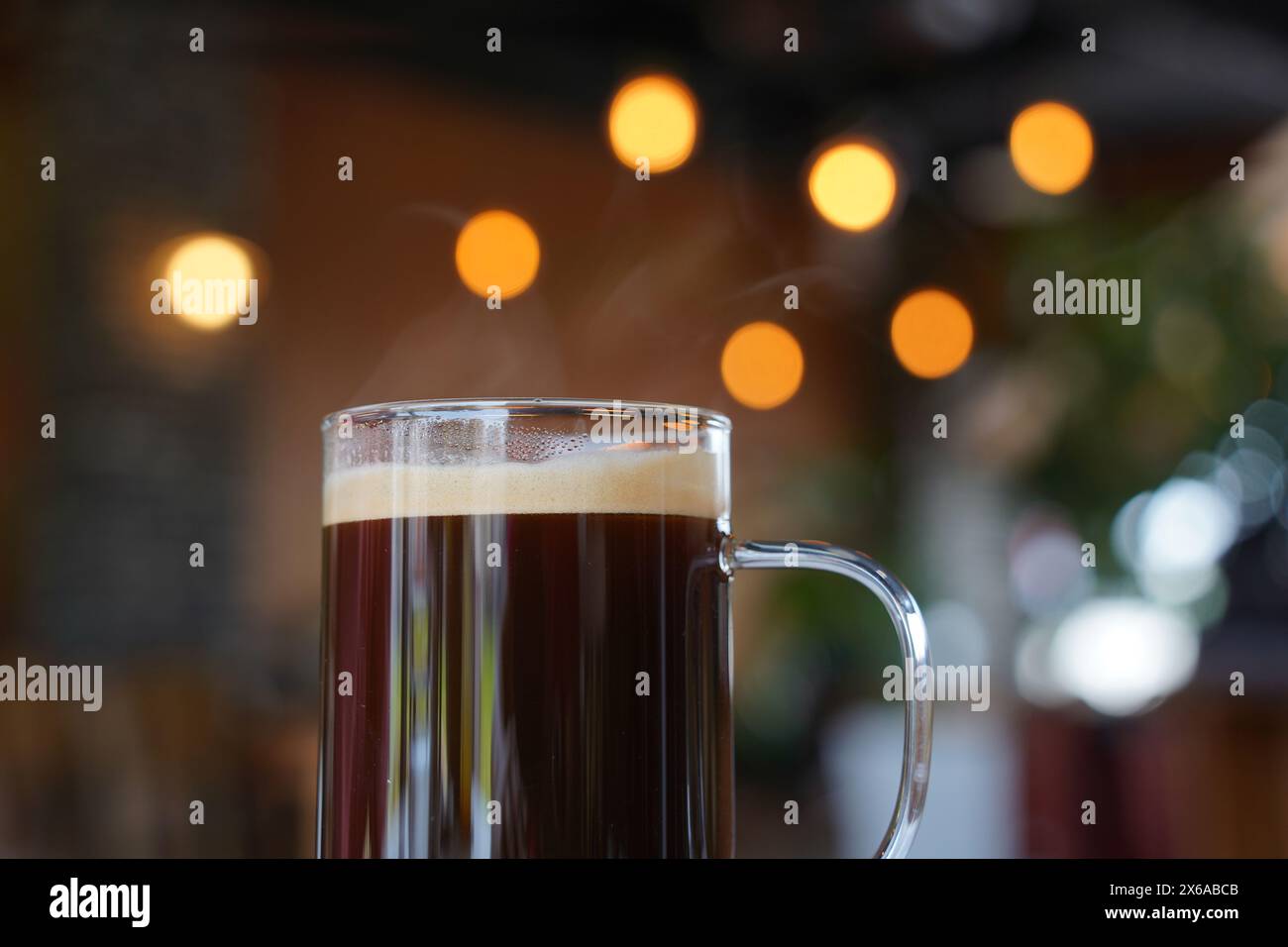 Kaffee in einem Glas mit Bokeh im Hintergrund Stockfoto