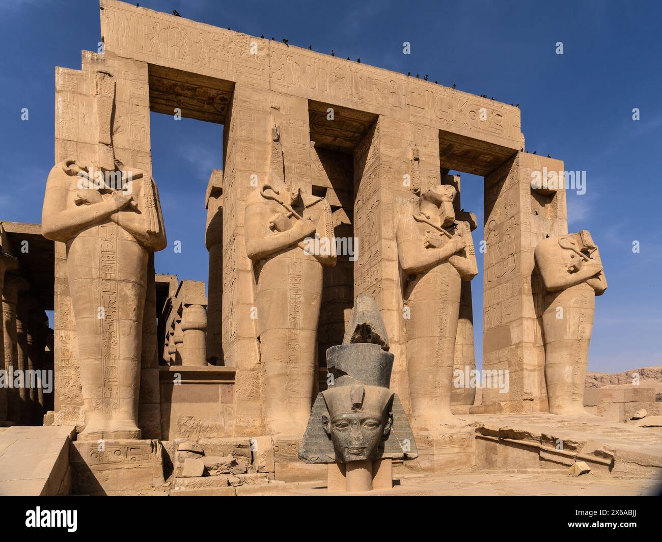 Luxor, Ägypten: Außenansicht des berühmten Ramesseums, des Gedenktempels von Pharao Ramesses II. In der Luxor westbank in Oberägypten ohne Touri Stockfoto