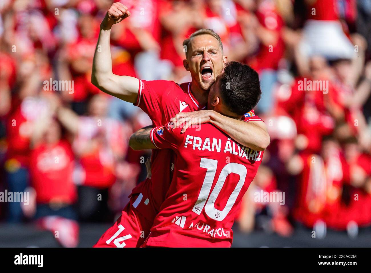 Lodz, Polen. Mai 2024. Andrejs Ciganiks (L) und Fran Alvarez (R) von Widzew feiern ein Tor beim polnischen PKO Ekstraklasa League Spiel zwischen Widzew Lodz und Zaglebie Lubin im Widzew Lodz Municipal Stadium. Endergebnis: Widzew Lodz 1:3 Zaglebie Lubin. Quelle: SOPA Images Limited/Alamy Live News Stockfoto