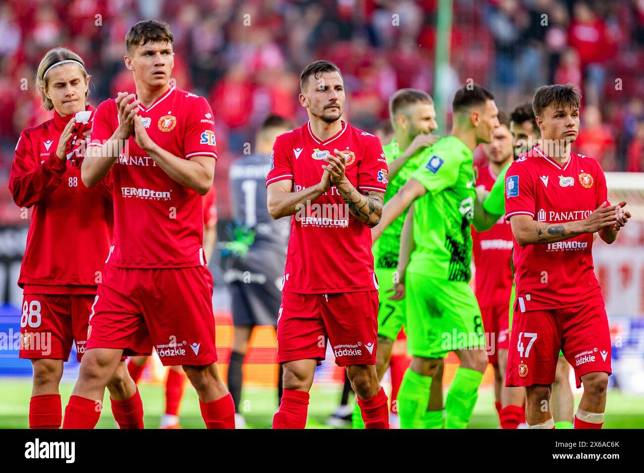 Lodz, Polen. Mai 2024. (L bis R) Ignacy Dawid, Dawid Tkacz, Mato Milos, Antoni Klimek aus Widzew applaudieren während des Polnischen PKO Ekstraklasa League-Spiels zwischen Widzew Lodz und Zaglebie Lubin im Stadtstadion Widzew Lodz. Endergebnis: Widzew Lodz 1:3 Zaglebie Lubin. Quelle: SOPA Images Limited/Alamy Live News Stockfoto