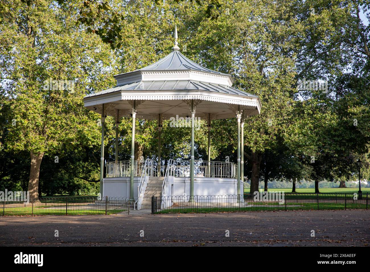 Hyde Park London, historischer Bandstand, der 1886 in Hyde Park, London, England, Großbritannien, 2023 eröffnet wurde Stockfoto