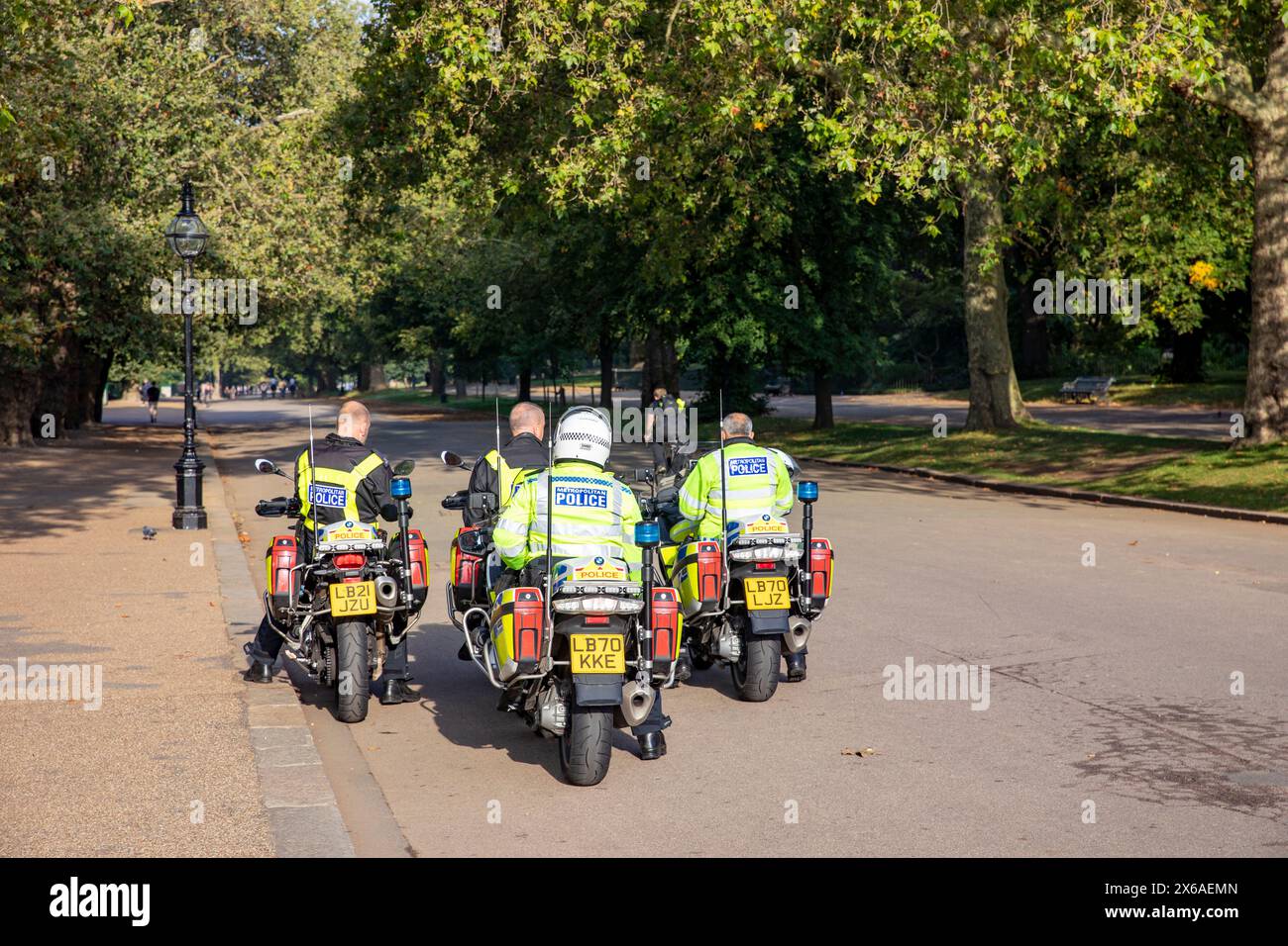 Hyde Park London, Metropolitan Police Motorradfahrer sitzen auf ihren Motorrädern, Central London, England, UK, 2023 Stockfoto