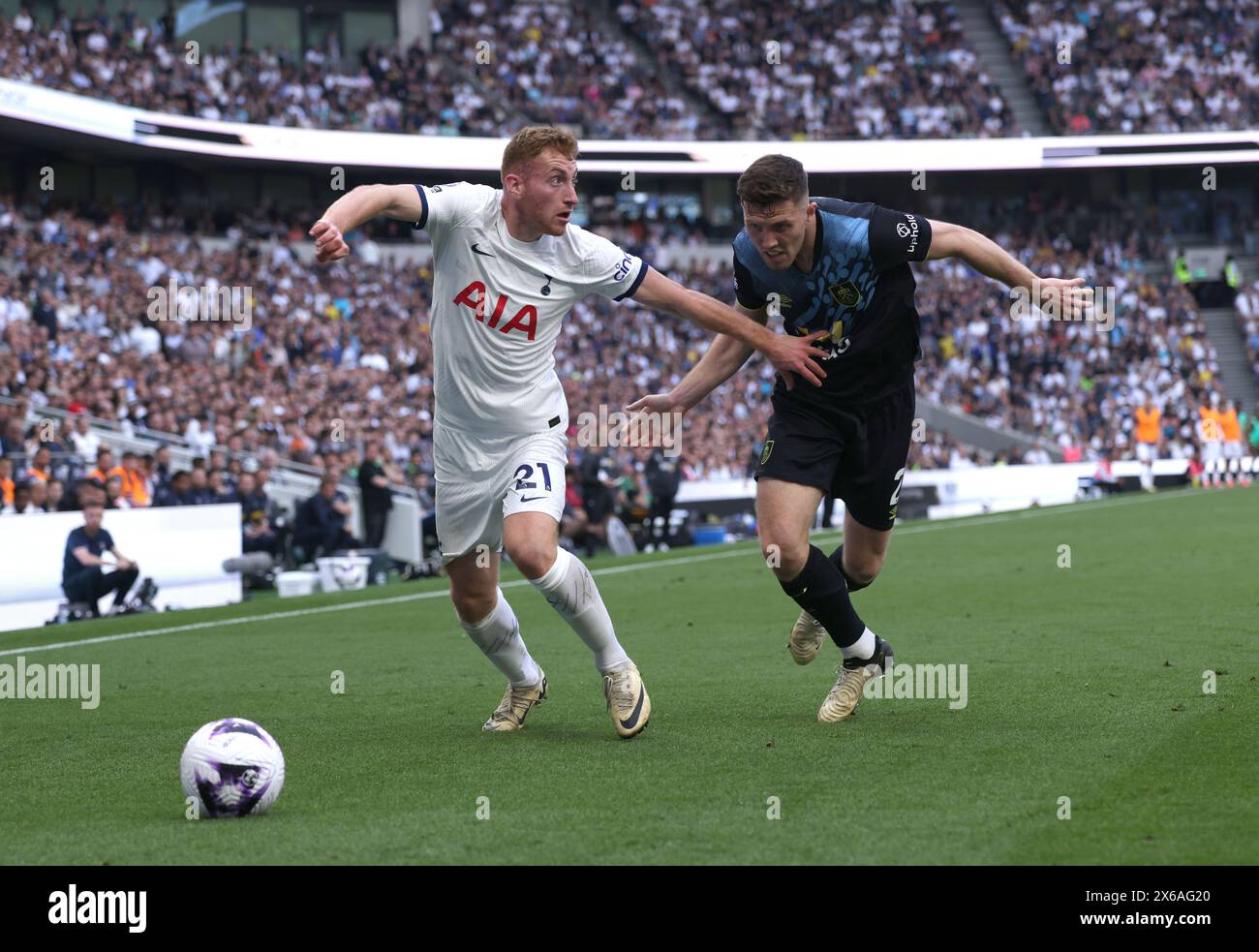 London, Großbritannien. Mai 2024. Dejan Kulusevski (TH) Dara O'Shea (B) beim Spiel Tottenham Hotspur gegen Burnley EPL im Tottenham Hotspur Stadium, London, UK am 11. Mai 2024. Quelle: Paul Marriott/Alamy Live News Stockfoto