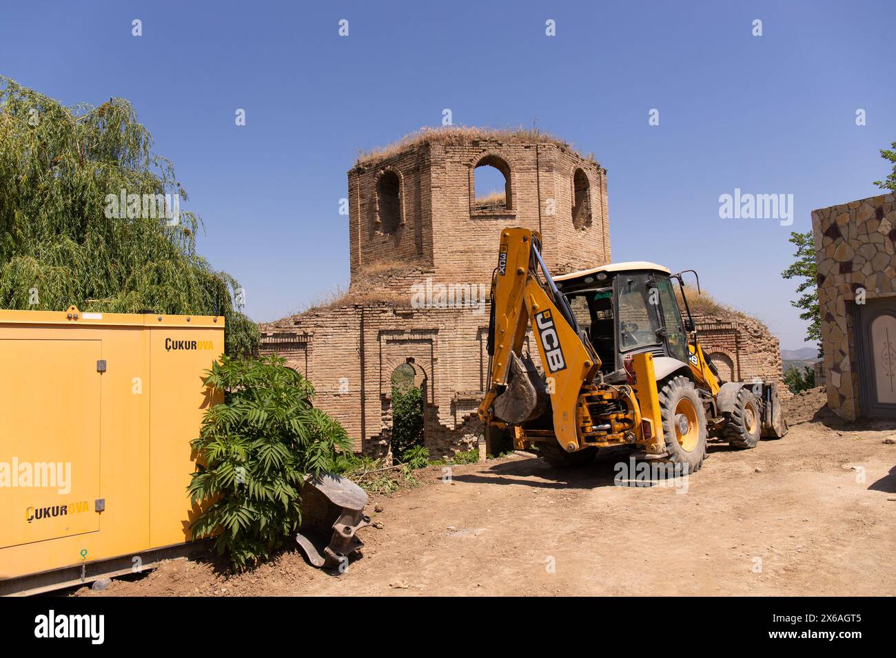 Region Shamakhi. Aserbaidschan. 06.02.2021. Gepflügtes Feld in wunderschönen Bergen. . Stockfoto