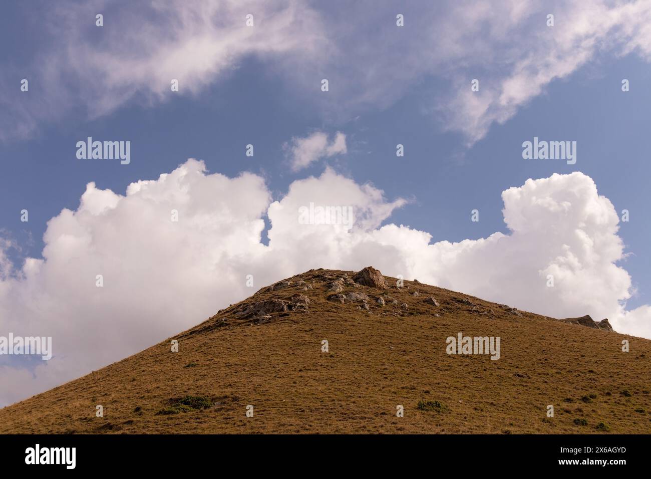 Schöne weiße Wolken am blauen Himmel. Stockfoto