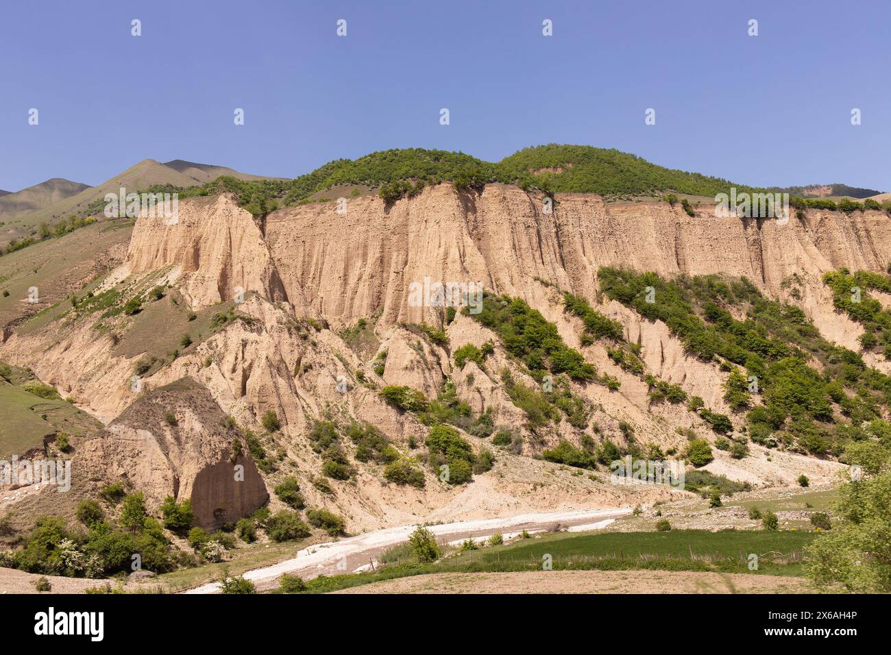 Wunderschöne grüne Felder und Berge. Region Kusar. Aserbaidschan. Stockfoto