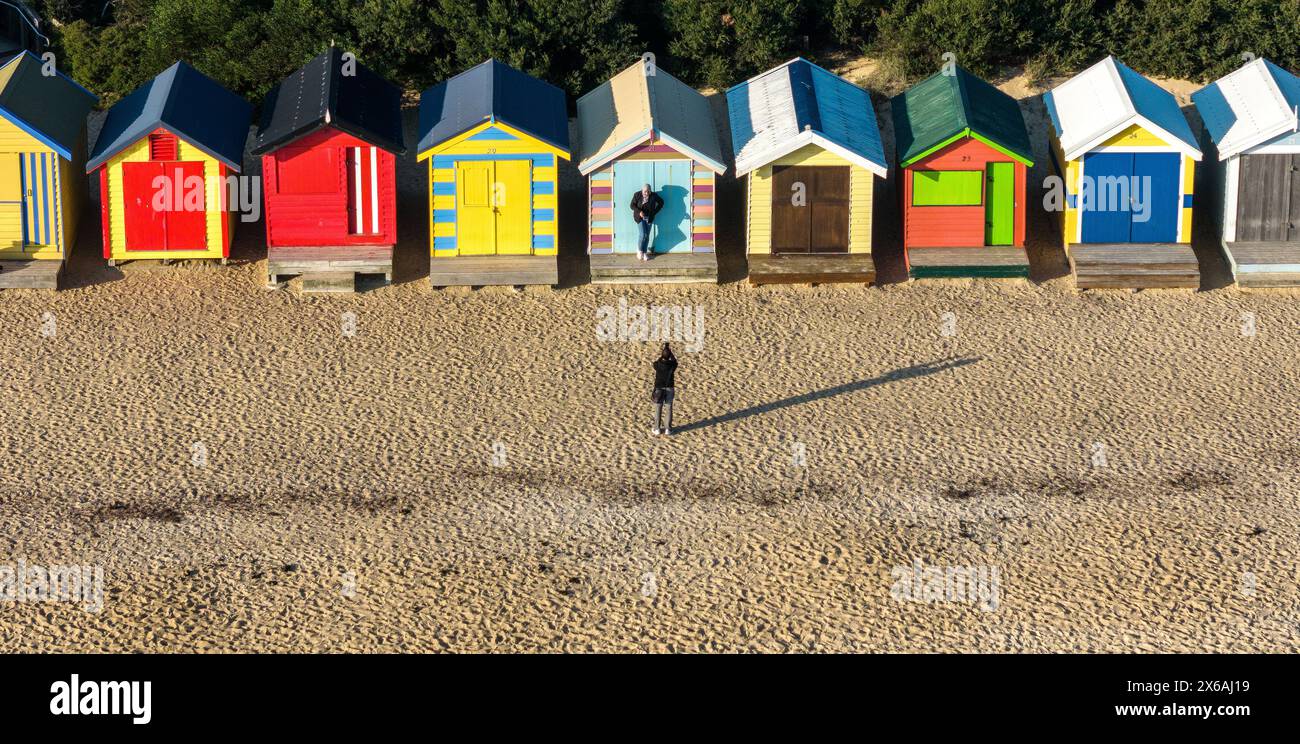 Melbourne Australien. Aus der Vogelperspektive der Brighton Beach Badekästen am Ufer der Port Phillip Bay. Stockfoto