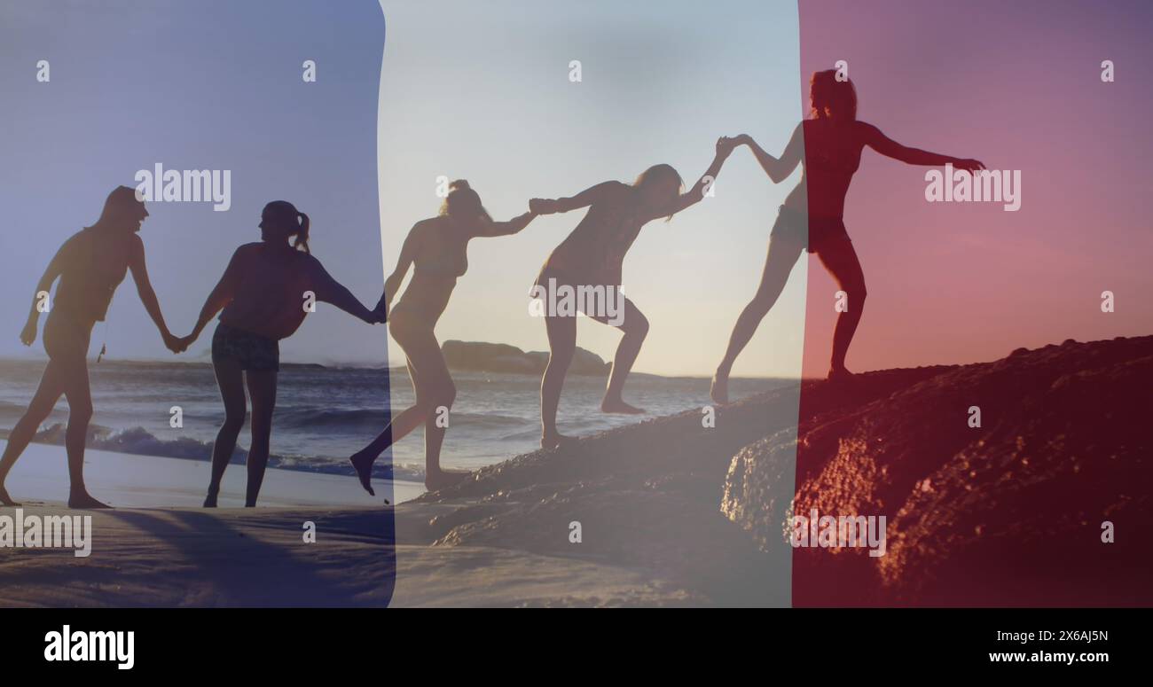 Bild der Flagge frankreichs über verschiedenen Freunden am Strand Stockfoto