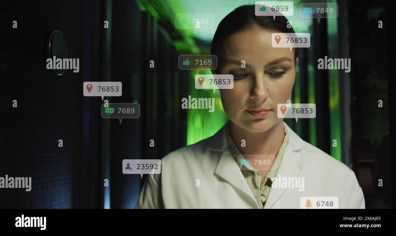 Bild von Social-Media-Ikonen über nachdenkliche kaukasische Ingenieurin, die im Serverraum arbeitet Stockfoto