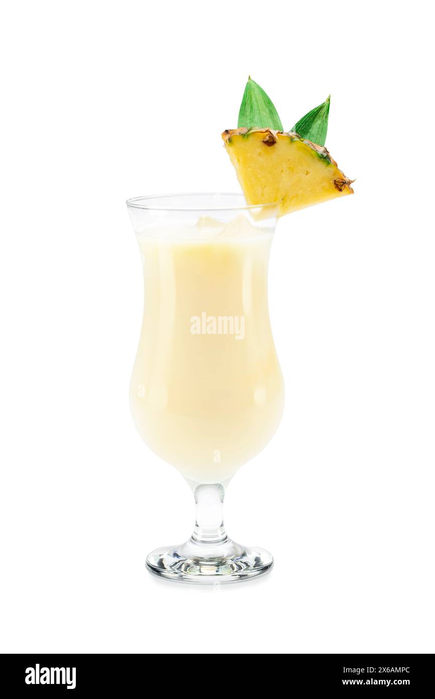 Pina Colada Cocktail garniert mit Ananas isoliert auf weißem Hintergrund. Karibisches alkoholisches Getränk mit Ananassaft, Kokosnusscreme und Stockfoto