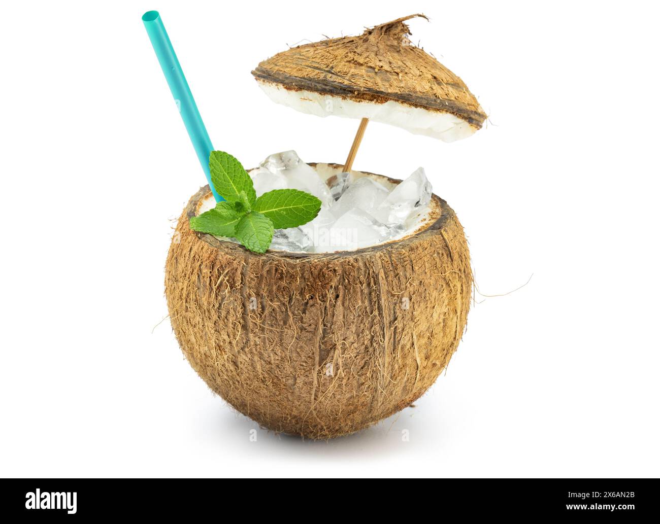 Exotischer Eiscocktail in Kokosnussschale garniert mit Minze und Stroh isoliert auf weißem Hintergrund. Sommerstimmung. Stockfoto
