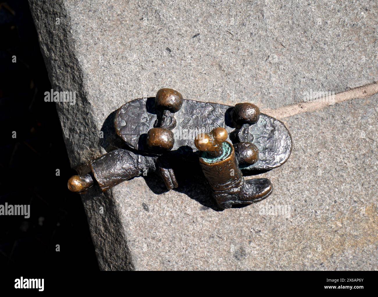 Unter uns eine Bronzestatue des ungarischen ukrainischen Bildhauers Mihaly Kolodko, Budapest, Ungarn Stockfoto
