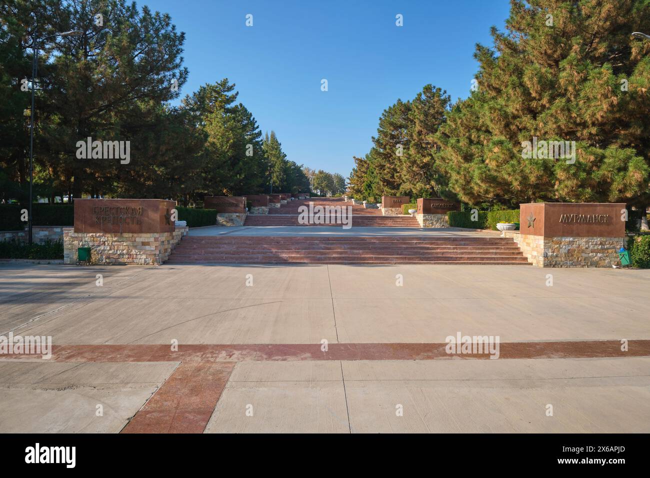 Eingangstreppe, Treppe führt zur Mutterstatue. Während des Großen Vaterländischen Krieges der Sowjetunion, Gedenkstätte für den Zweiten Weltkrieg in Taschkent, Usbekistan. Stockfoto