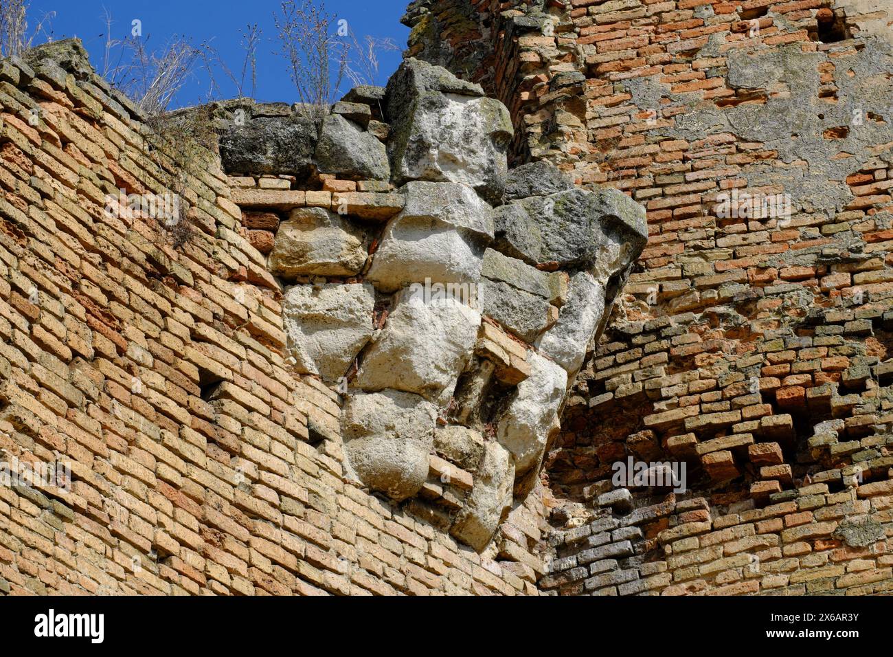 Ruinierte architektonische Details eines Steinkorbels in den Mauern der Bac-Festung, Vojvodina, Serbien Stockfoto