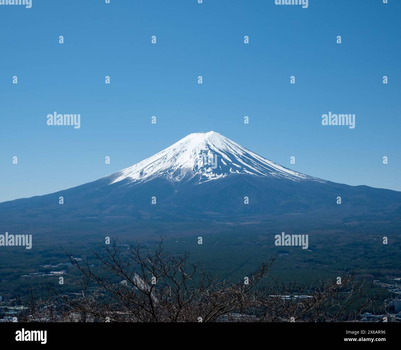 Fuji-Berg in Japan, schneebedeckter Gipfel, Blick von der Aussichtsplattform, blauer klarer Himmel im Frühling Stockfoto
