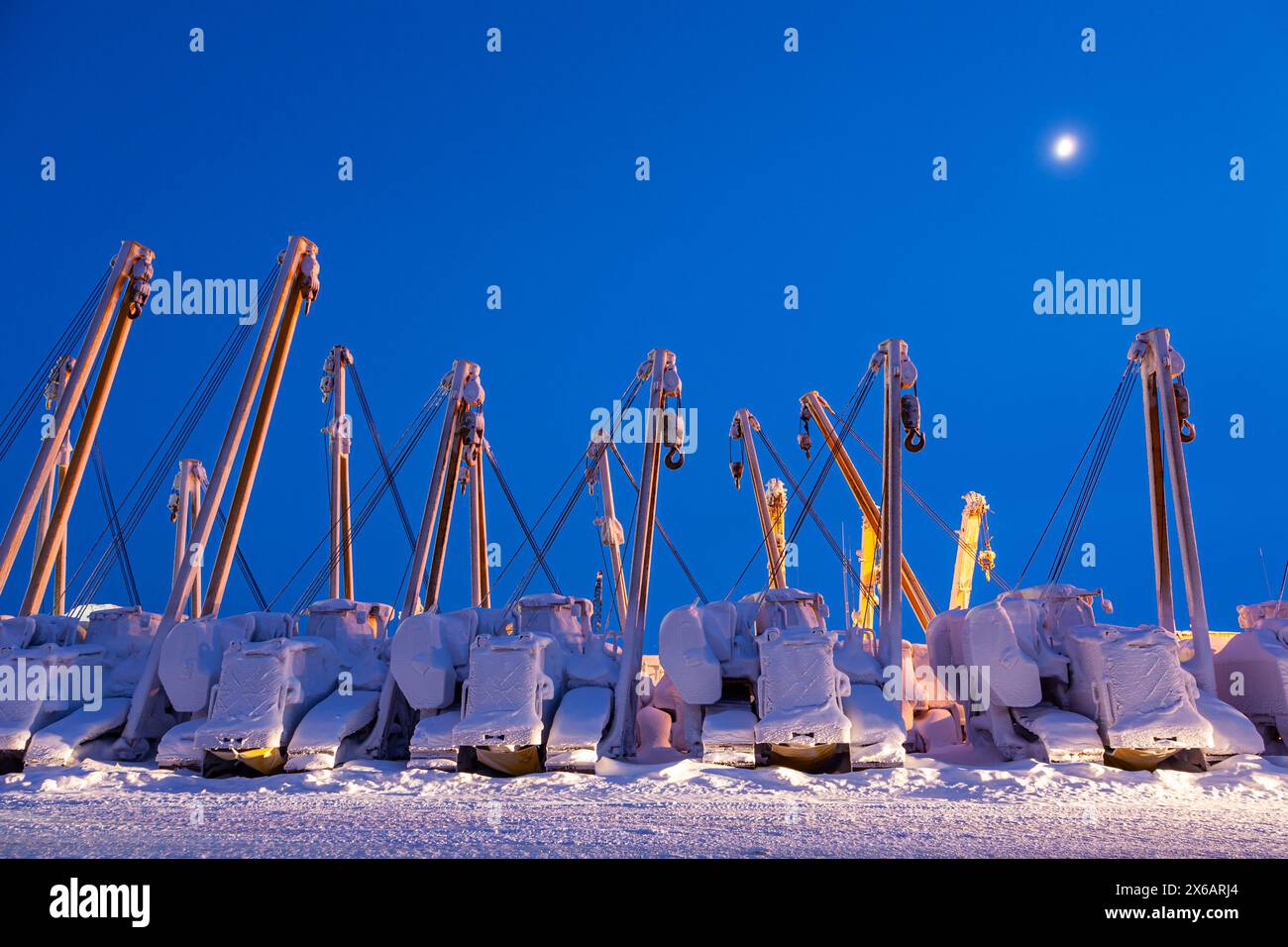 Ausrüstung und Kräne zur Ölgewinnung, Winter, Arktis, Deadhorse, Alaska, USA Stockfoto