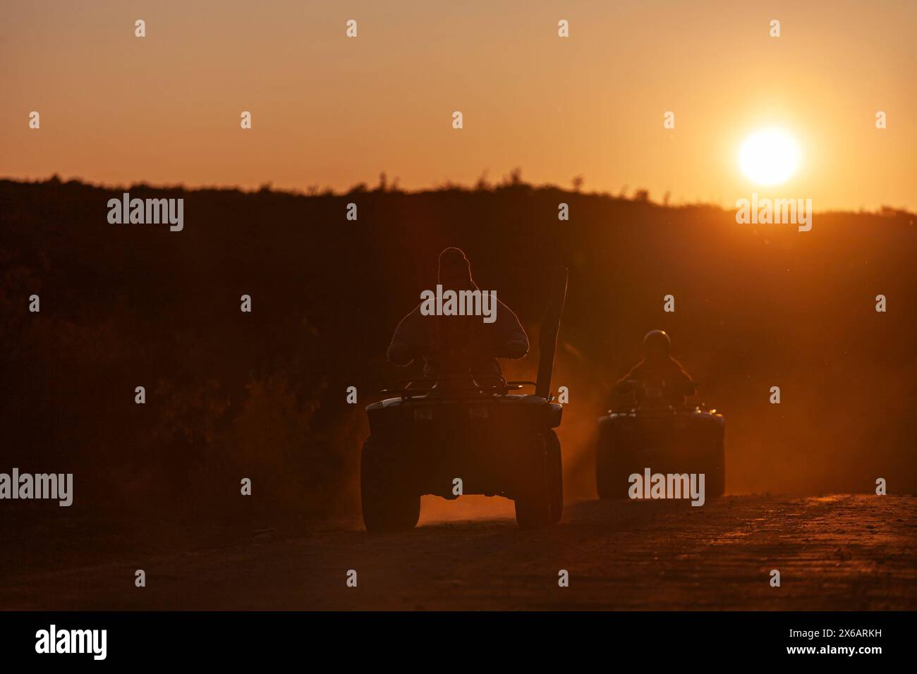 Einheimische Jäger mit Tundra-Buggys bei Sonnenuntergang, Alaska, USA Stockfoto