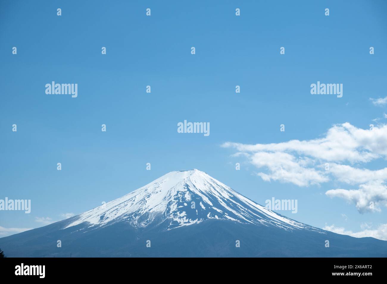 Fuji-Berg in Japan, schneebedeckter Gipfel, Blick von der Aussichtsplattform, blauer klarer Himmel im Frühling Stockfoto