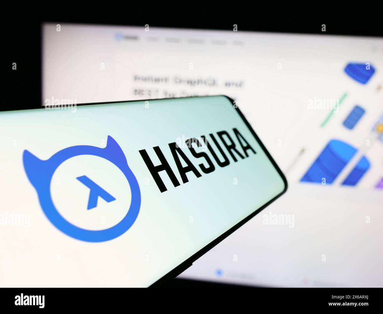 Mobiltelefon mit Logo des US-amerikanischen Softwareentwicklungsunternehmens Hasura Inc. Vor der Website. Fokussieren Sie sich auf die linke Mitte des Telefondisplays. Stockfoto