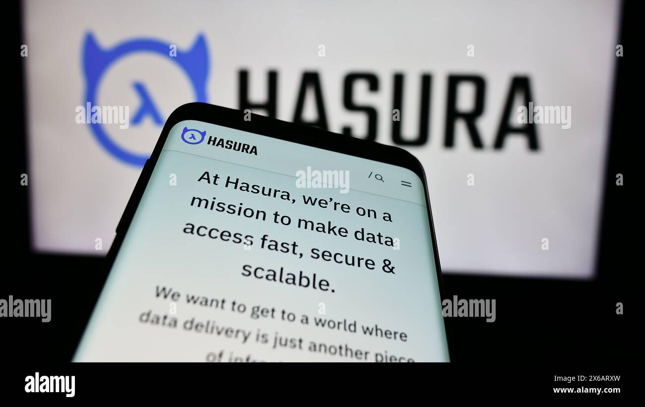 Smartphone mit Website des US-amerikanischen Softwareentwicklungsunternehmens Hasura Inc. Vor dem Geschäftslogo. Fokussieren Sie sich oben links auf der Telefonanzeige. Stockfoto