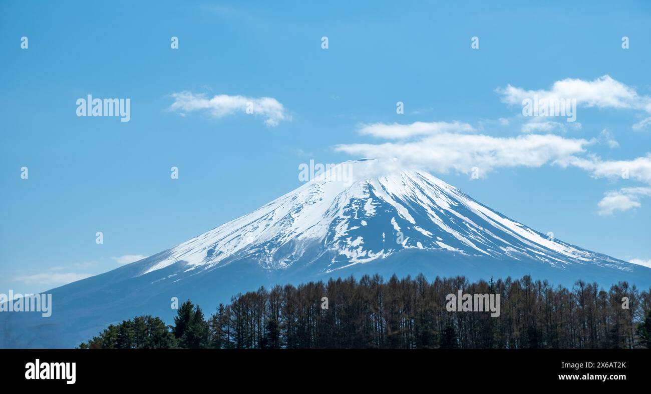 Fuji-Berg in Japan, schneebedeckter Gipfel, Blick von der Aussichtsplattform, blauer klarer Himmel im Frühling Stockfoto