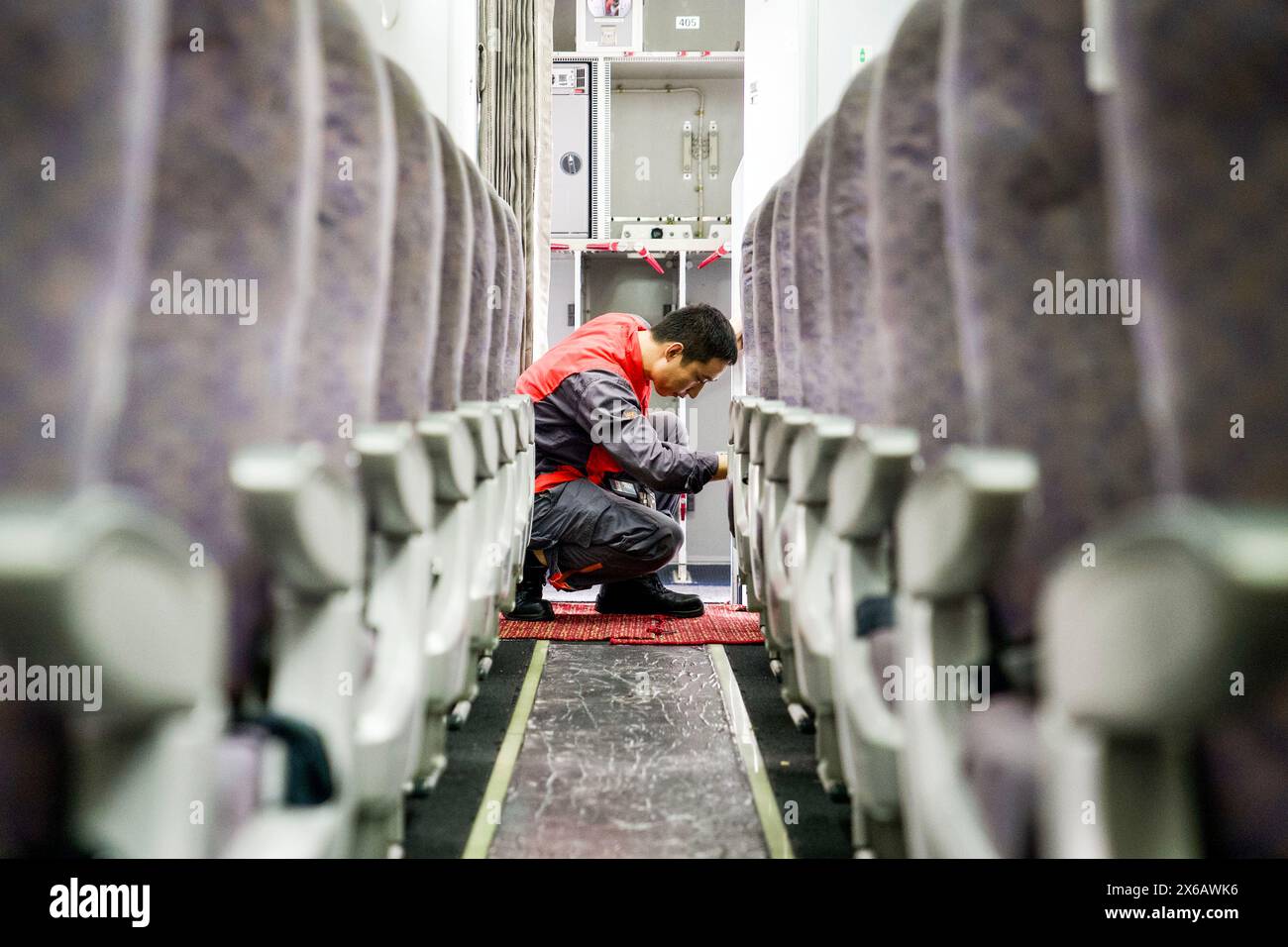 (240514) -- HAIKOU, 14. Mai 2024 (Xinhua) -- Ein Mitarbeiter von Grand China Aviation Maintenance Co., Ltd. (GCAM) arbeitet in der Kabine eines eingehenden Flugzeugs in einem Hangar einer Flugzeugwartungsbasis in Haikou, südchinesischer Provinz Hainan, 13. Mai 2024. Eine Boeing 737-800-Maschine der südkoreanischen Jeju Air wurde kürzlich von der GCAM gewartet, die auch die Erstaufstellung für die Wartung von eingehenden Flugzeugen aus Südkorea im Freihandelshafen Hainan ist. Der Dienst wird voraussichtlich etwa 16 Tage dauern und für den Freihandelshafen eine Präferenzbehandlung einschließlich der Befreiung in Betracht kommen Stockfoto