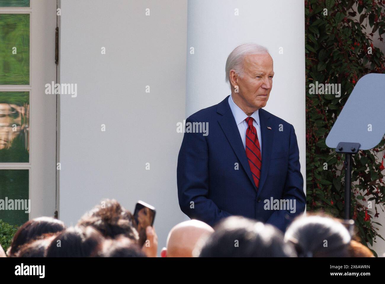 Washington, USA. Mai 2024. US-Präsident Joe Biden wird am 13. Mai 2024 im Weißen Haus in Washington, D.C., dargestellt. US-Präsident Joe Biden unterzeichnete am Montag ein Gesetz, das die Einfuhr von unbestrahltem niedrig angereichertem Uran aus Russland verbietet. Quelle: Aaron Schwartz/Xinhua/Alamy Live News Stockfoto