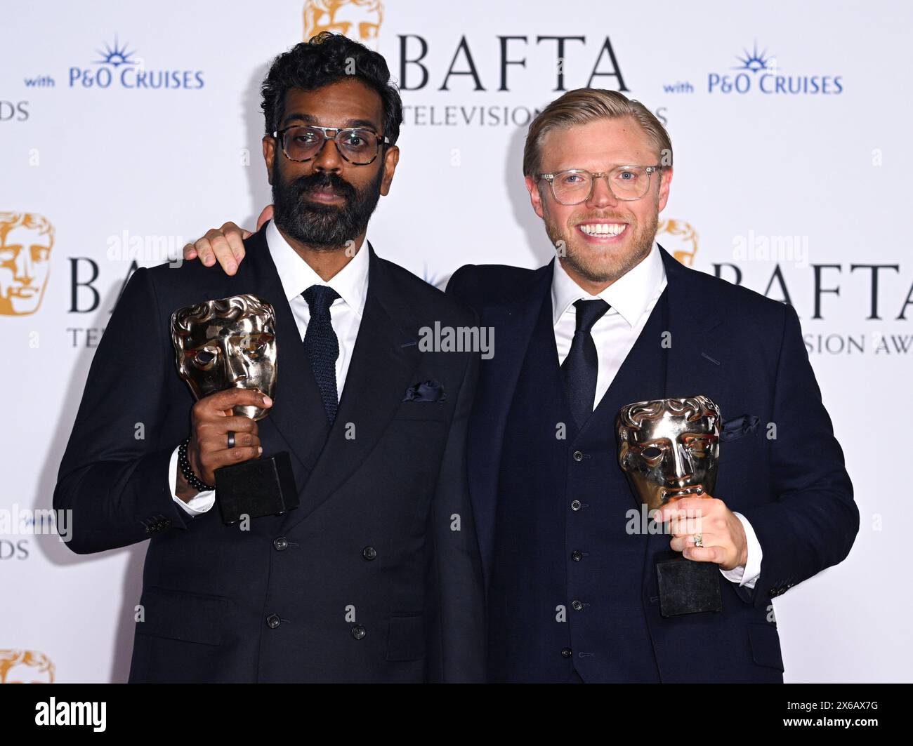 London, Großbritannien. Mai 2024. Romesh Ranganathan und Rob Beckett mit ihren Auszeichnungen für Best Comedy Entertainment bei den BAFTA Television Awards 2024, RO Stockfoto