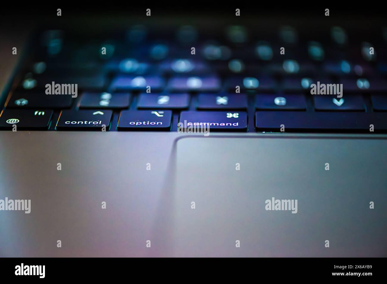 Detaillierte Nahaufnahme der Notebooktasten, die das schlanke Design und das reaktionsschnelle Tippen hervorheben. Stockfoto