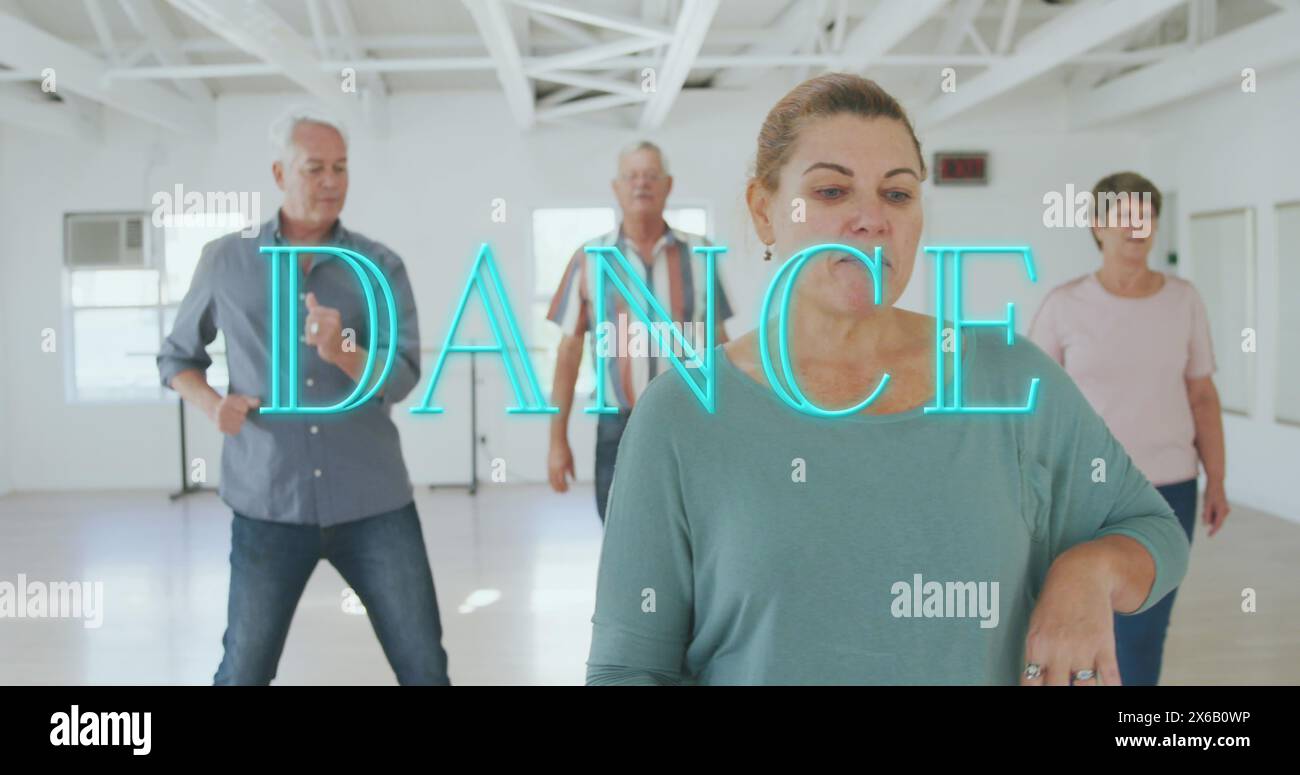 Bild des Tanztextes über kaukasischen Seniorenfreunden, die tanzen Stockfoto