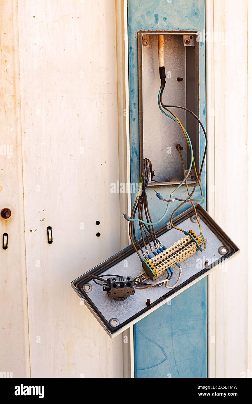 Die Anrufbox auf der Fahrstuhletage hat sich herausgestellt, um das Aufzugsystem zu reparieren. Stockfoto