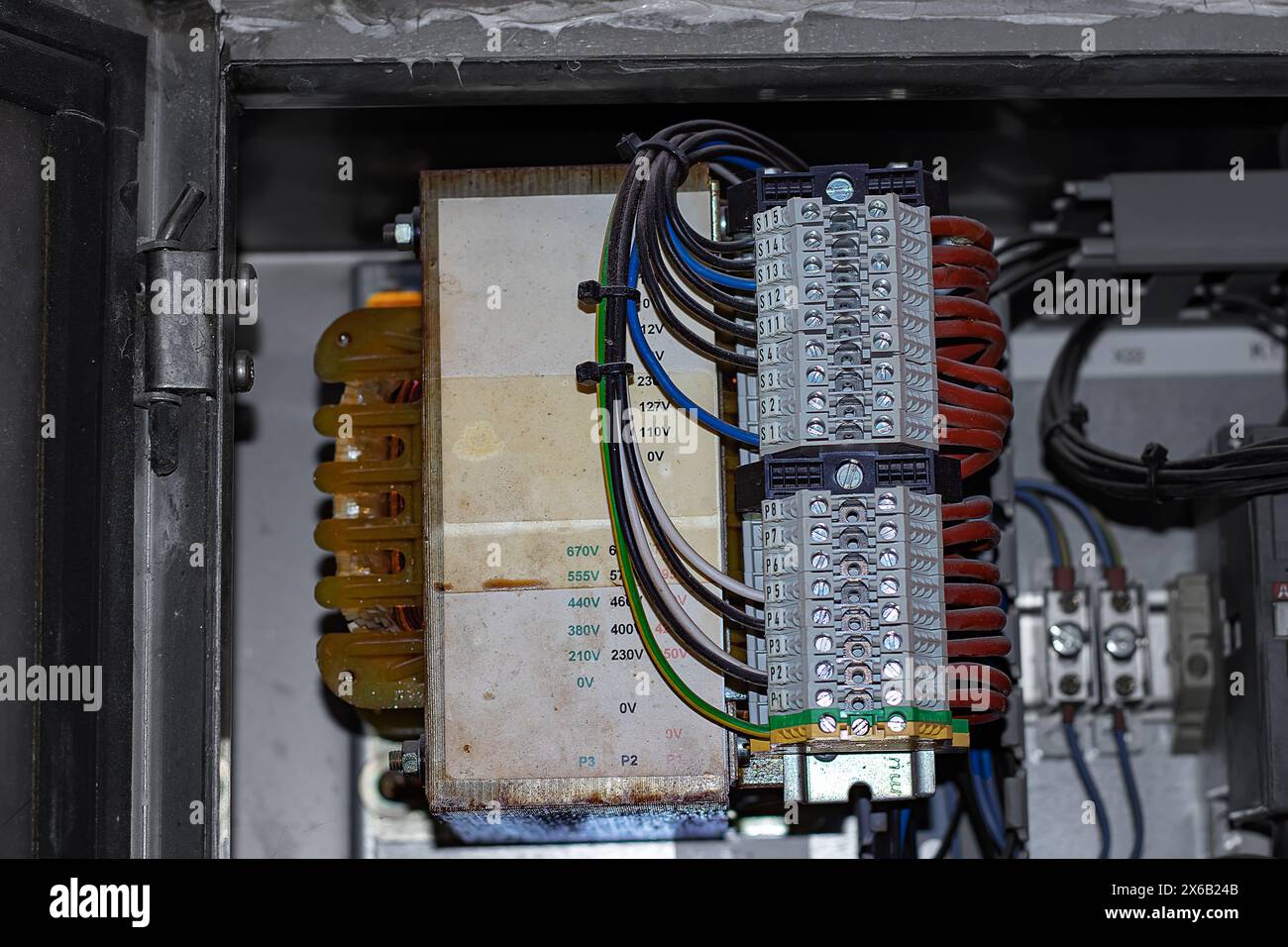 Der Transformator der Aufzugsysteme in der Schalttafel für die Quelle an die Fachfirma. Stockfoto