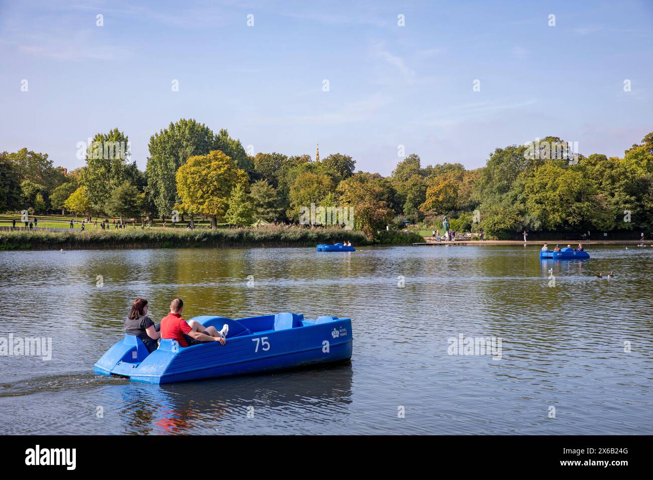 Hyde Park London, Pärchen mit dem Tretboot auf der Serpentine in London, während September 2023 Heatwave, London, England, Großbritannien Stockfoto