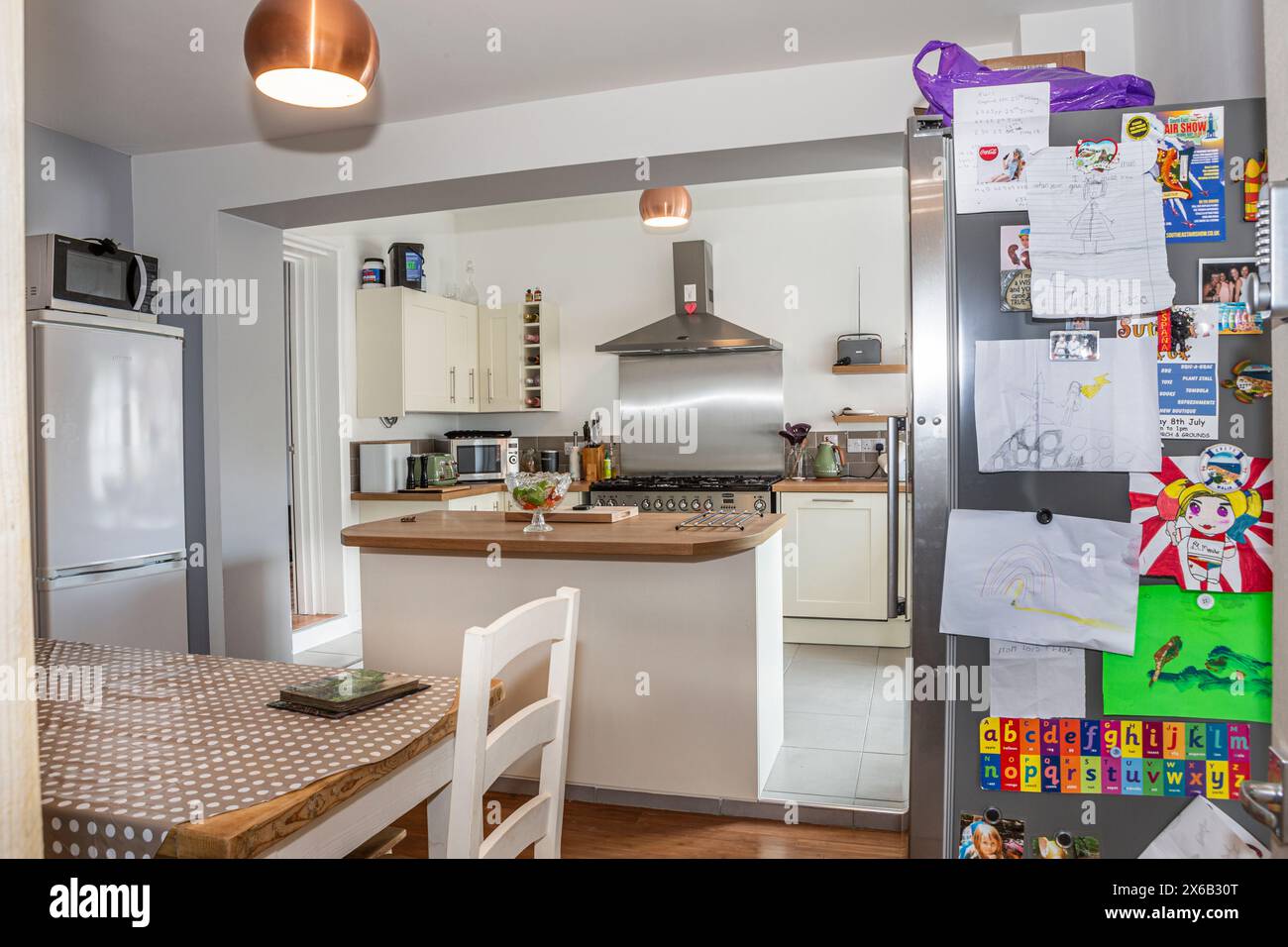 Ein Blick über eine funktionierende Küche. Stockfoto