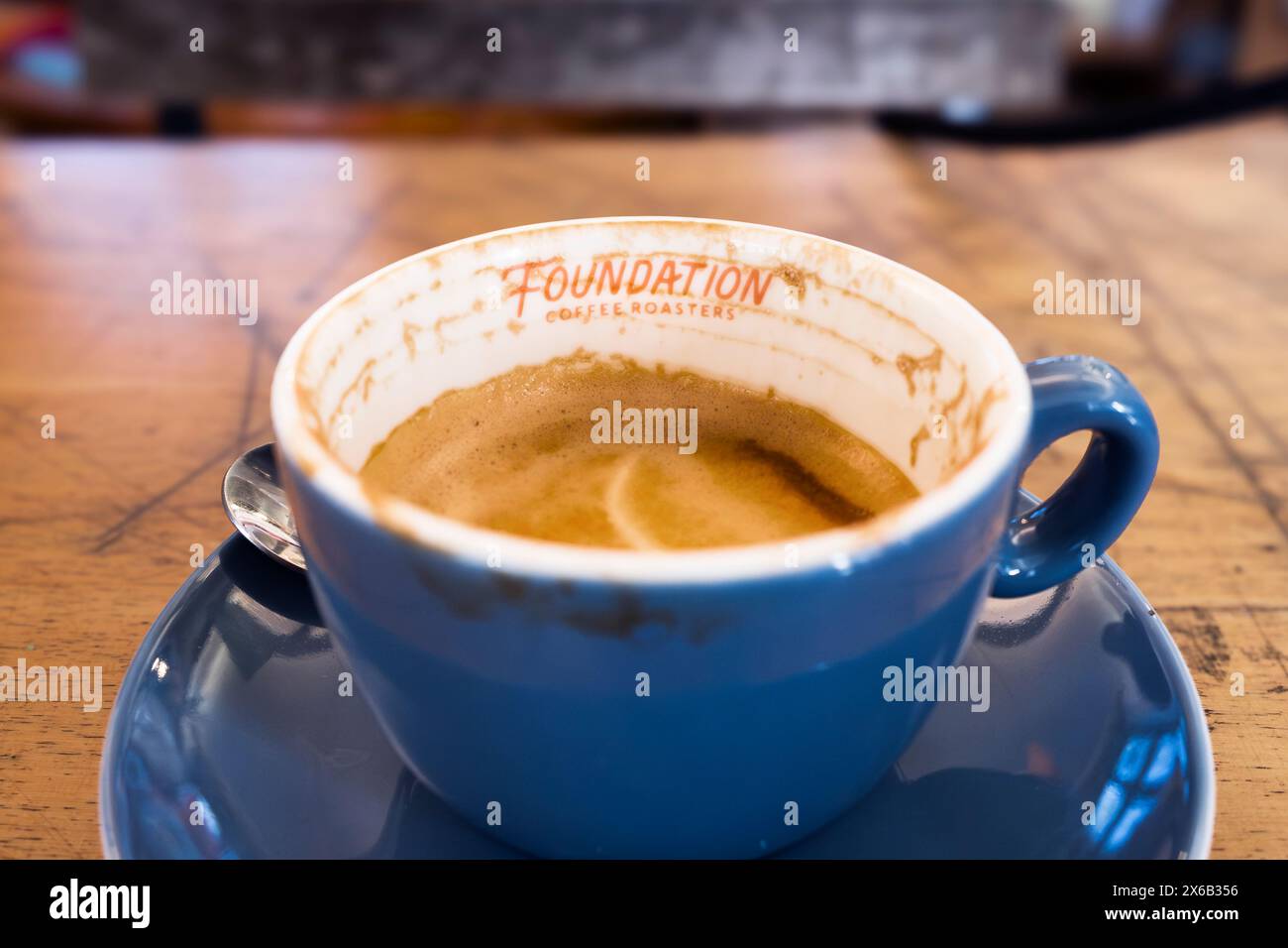 Nahaufnahme einer teilweise verbrauchten Tasse Kaffee der Foundation Coffee Roasters in einem Coffee Shop in Newquay in Cornwall, Großbritannien. Stockfoto