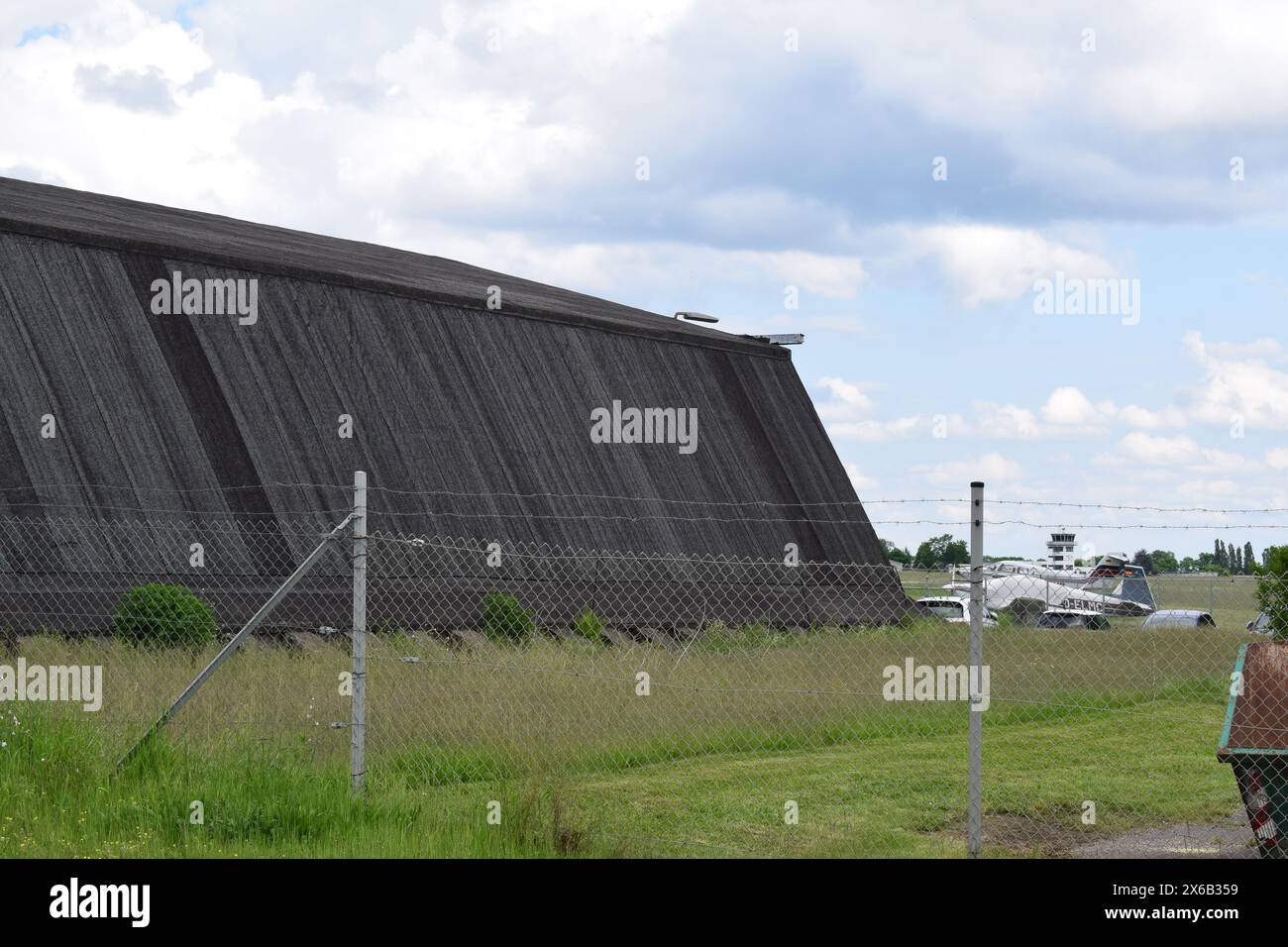Hölzerner Hangar mit geparkten Flugzeugen Stockfoto