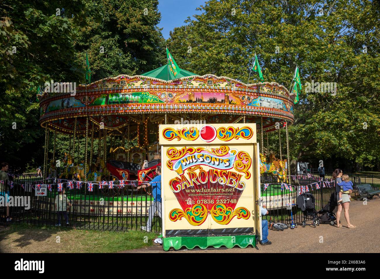 Kensington Gardens London, Wilsons Funfairs Karussellfahrten auf dem Broad Walk im Londoner Park, England, UK, 2023 Stockfoto