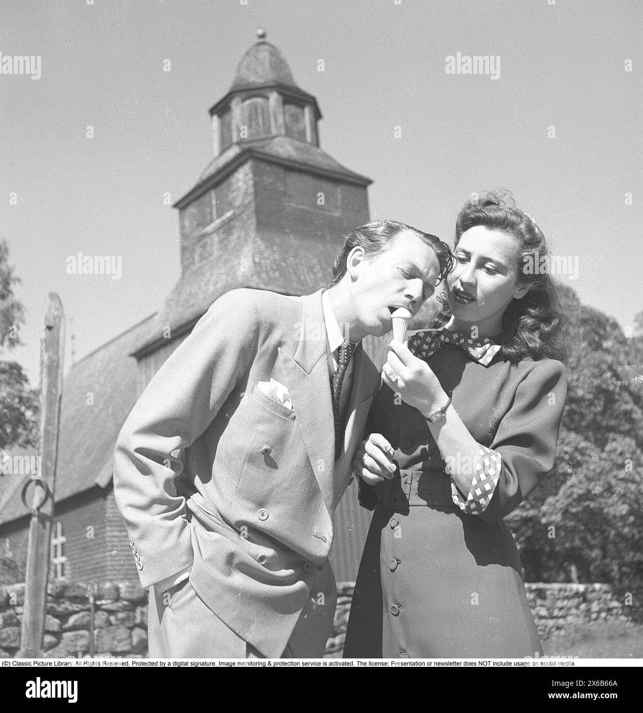 Eis in den 1940er Jahren Stig Olin, 1920–2008, schwedischer Schauspieler, Filmregisseur. Hier mit seiner Frau Brita Holmberg im Stockholmer Skansen, wo er 1945 Eis isst. Kristoffersson Ref. O128-3 Stockfoto