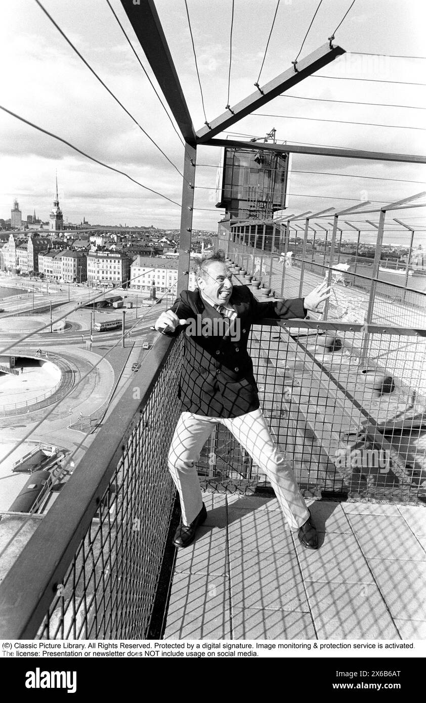 Mel Brooks. US-amerikanischer Filmregisseur und Schauspieler, geboren 1926. Bild 1974 bei einem Besuch in Schweden und dem Katarina Aufzug, einem Passagieraufzug in Stockholm in der Gegend von Slussen. Er wird auf der höchsten Ebene der Plattform abgebildet und macht Witze, als hätte er Höhenangst. Kristoffersson Ref. 10-24 Stockfoto