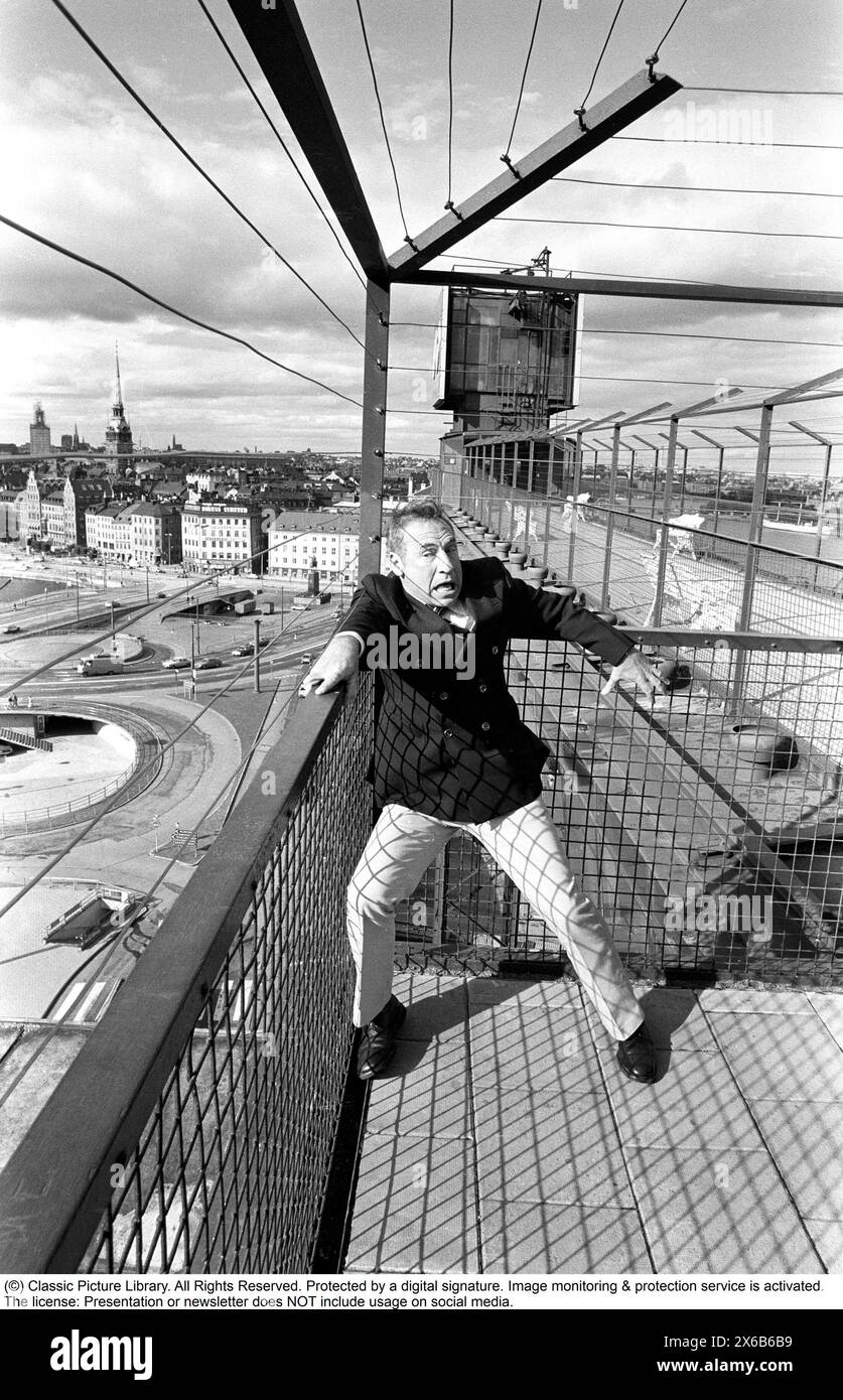Mel Brooks. US-amerikanischer Filmregisseur und Schauspieler, geboren 1926. Bild 1974 bei einem Besuch in Schweden und dem Katarina Aufzug, einem Passagieraufzug in Stockholm in der Gegend von Slussen. Er wird auf der höchsten Ebene der Plattform abgebildet und macht Witze, als hätte er Höhenangst. Kristoffersson Ref. 10-24 Stockfoto
